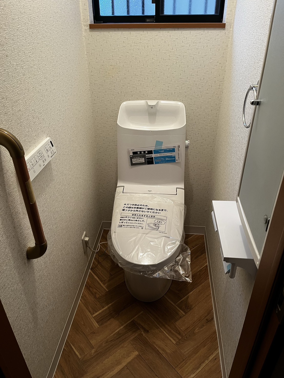 市川市 施工事例～トイレ交換工事・収納取付～